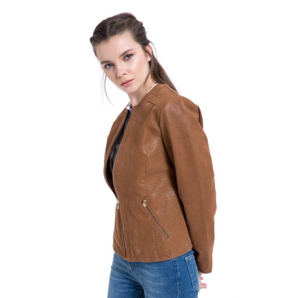 Faux leather tan/brown jacket with front zipper. Perfect for spring !